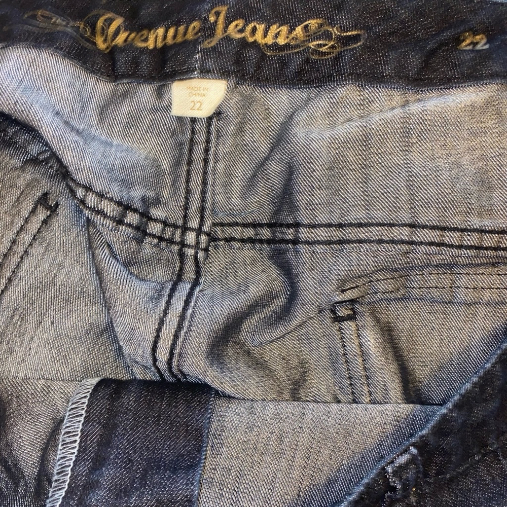 Women's Avenue Cropped Ankle Dark Wash Blue Jeans Denim Pants Size 22 - Picture 3 of 7